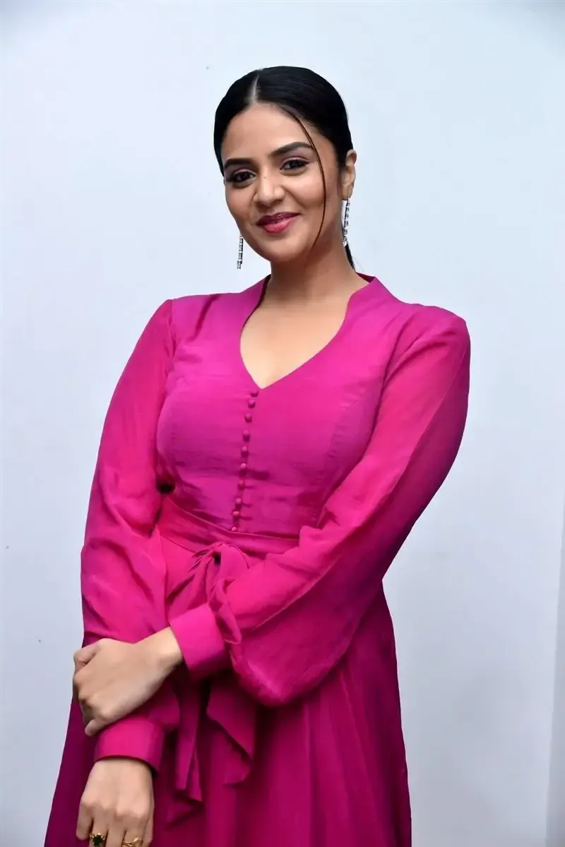 TV ANCHOR SREEMUKHI AT SAMMATHAME MOVIE PRE RELEASE EVENT 22